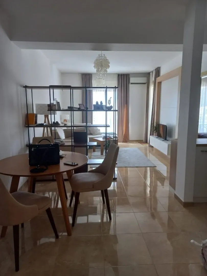 Dnevna soba sa trpezarijom i modernim namještajem.