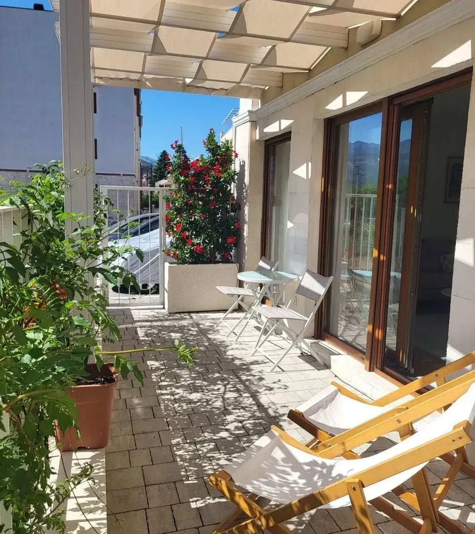 Izdavanje, dvosoban stan, 70m², Tivat, Crna Gora