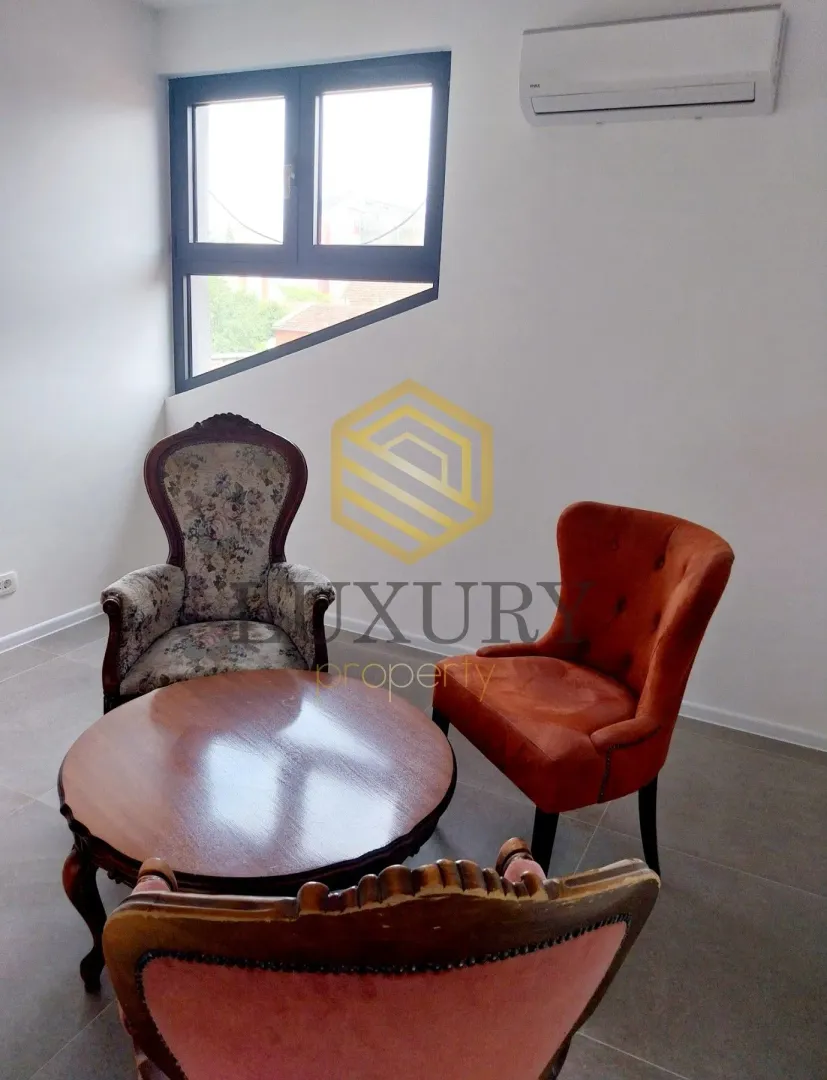Living room with armchairs, coffee table and air conditioning.