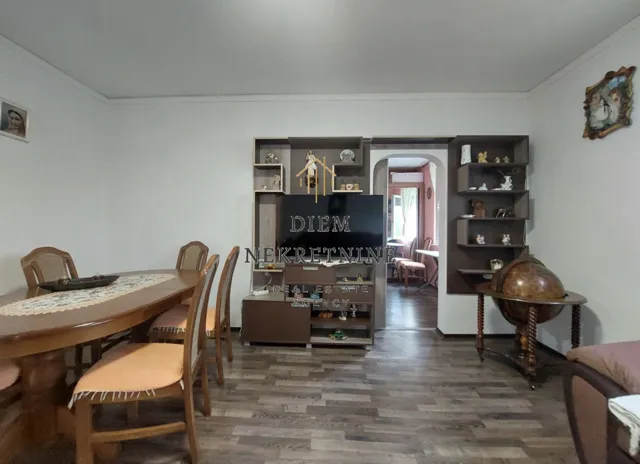 Izdavanje, dvosoban stan, 70m², Škaljari, Kotor