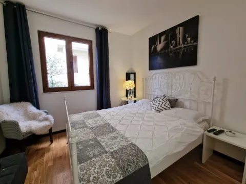 Namještena spavaća soba sa bračnim krevetom, prozorom i foteljom. - image 18