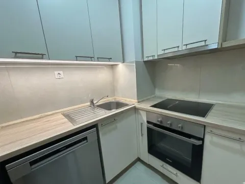 Manja moderna kuhinja sa sudoperom, ugradnom rernom i elementima. - image 6