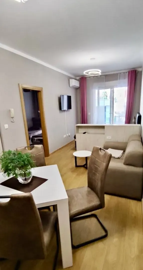 Izdavanje, jednosoban stan, 53m², Centar, Budva