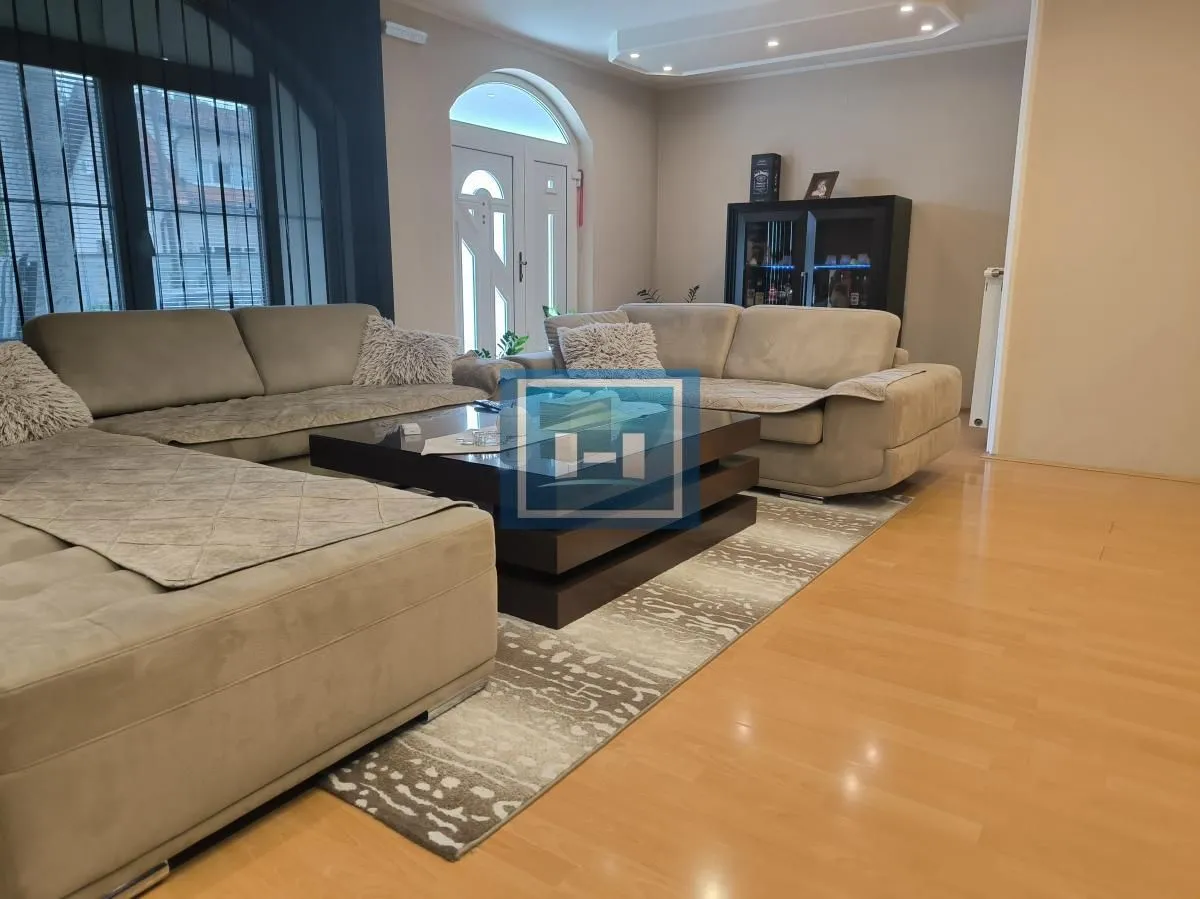 Prodaja, kuća, 470m², Ćuprija, Srbija