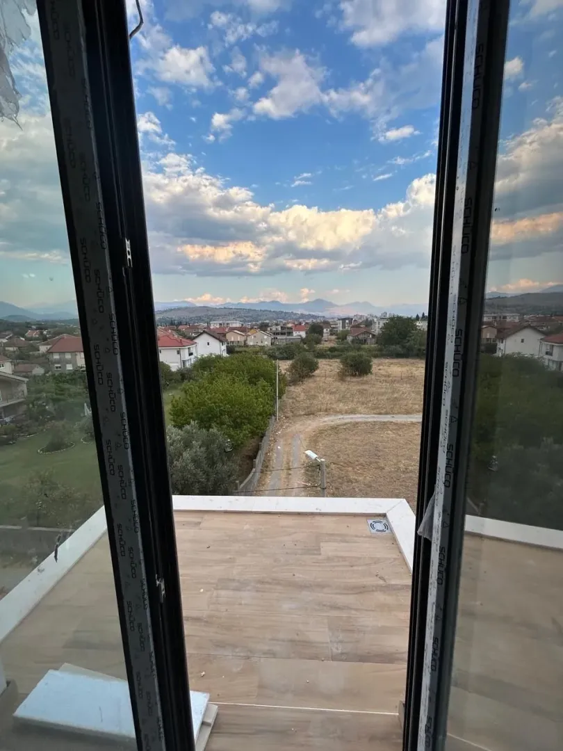 Pogled sa terase na naselje i okolne planine.