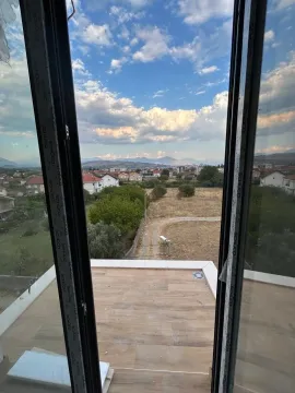 Pogled sa terase na naselje i okolne planine. - image 7