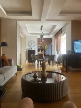Svijetao dnevni boravak sa modernim namještajem i trpezarijom u pozadini. - image 3