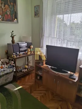 Dnevna soba sa drvenim podom, televizorom i komodom. - image 10