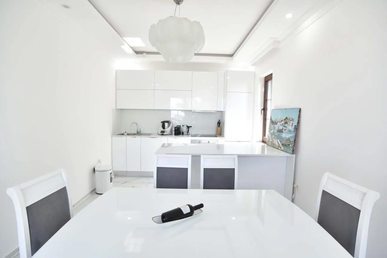 Rent, four bedroom apartment, 180m², Blizikuće, Budva