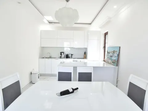 Rent, four bedroom apartment, 180m², Blizikuće, Budva - image 7