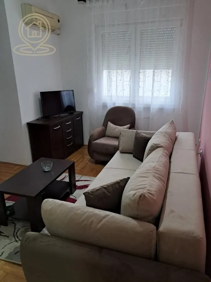 Izdavanje, dvosoban stan, 50m², Centar, Novi Sad