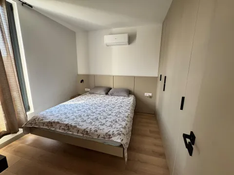 Moderna spavaća soba sa bračnim krevetom, klima uređajem i ugradnim plakarom. - image 7
