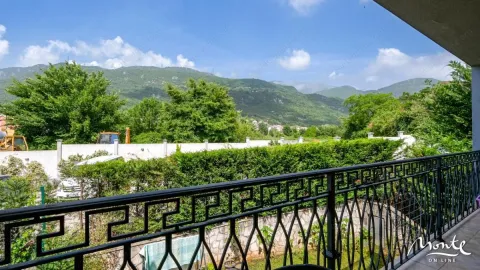 Pogled sa terase na planine i zeleni pejzaž. - image 21