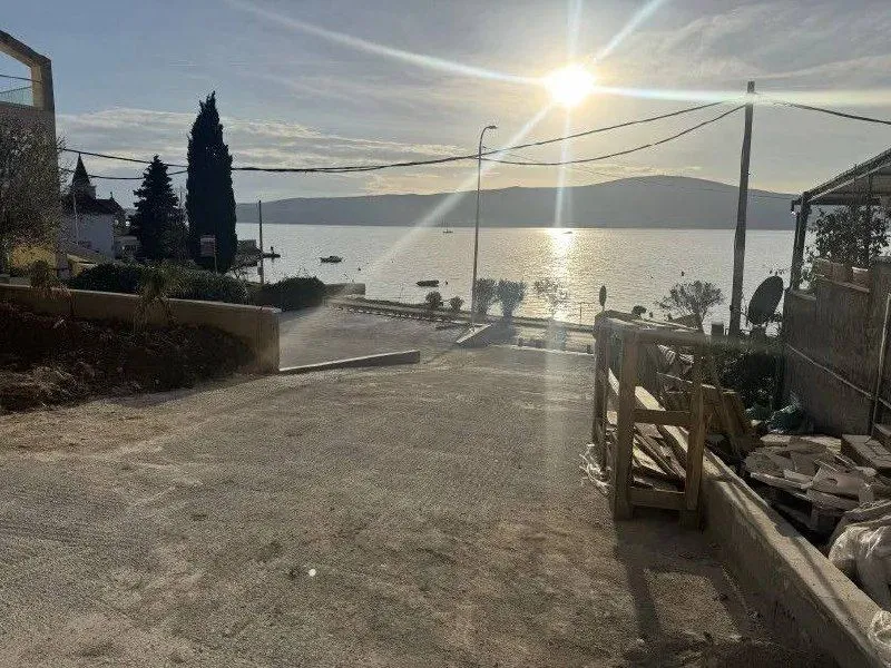 Pogled na more i prilaz objektu sa spoljne strane.