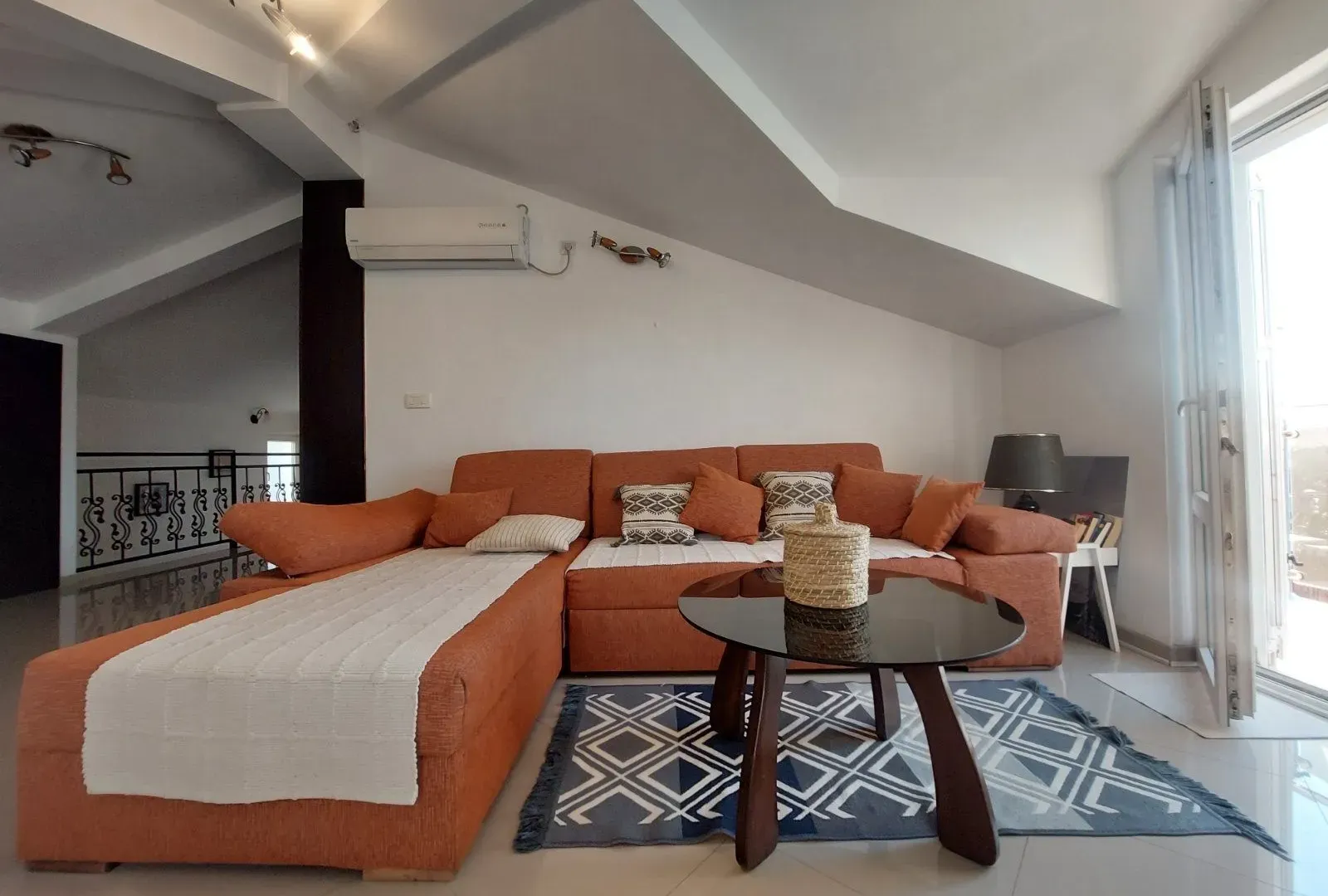 Izdavanje, dvosoban stan, 80m², Centar, Tivat