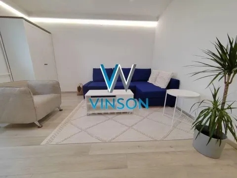 Dnevna soba sa plavom ugaonom garniturom, belim stočićem i foteljom. - image 5