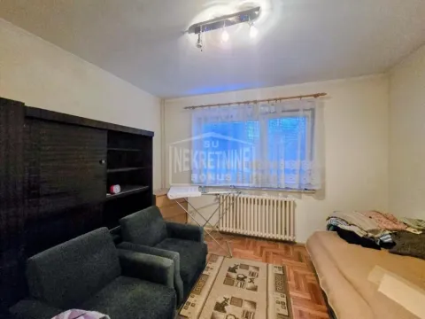 Manja dnevna soba sa foteljama, kaučem i tamnim ormarom. - image 5