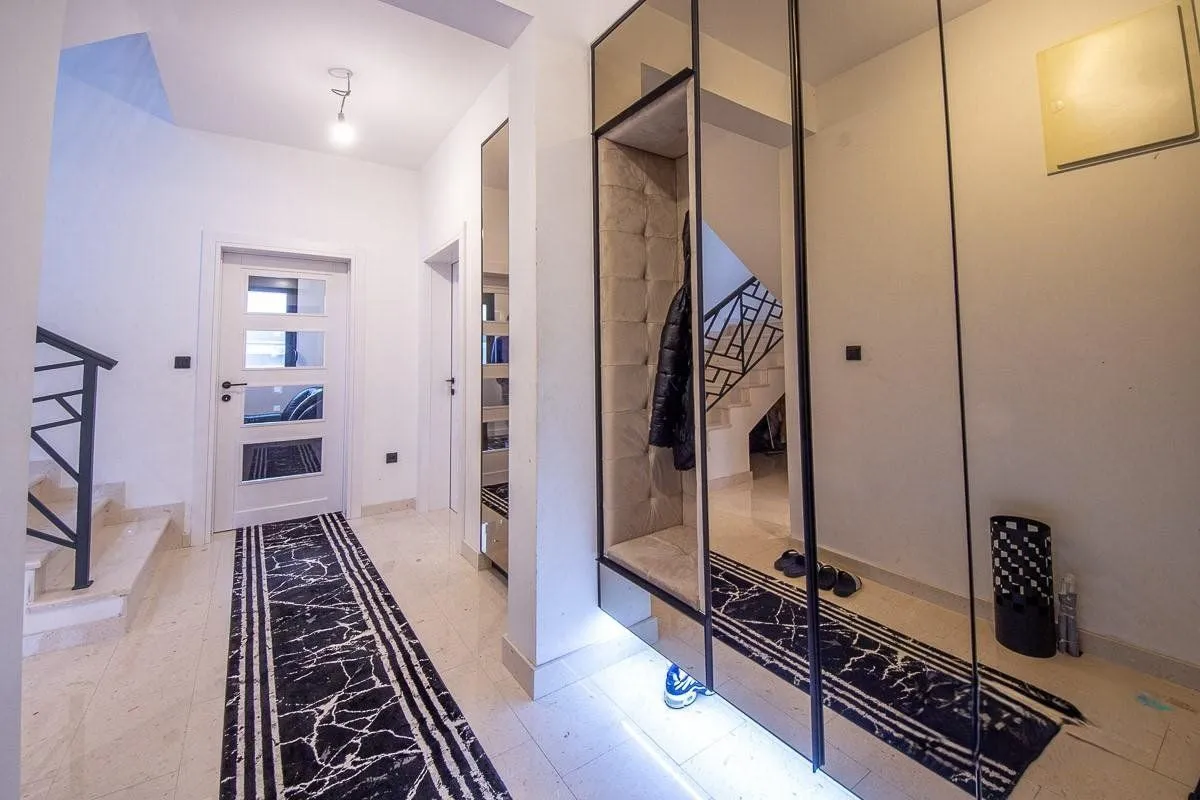 Rent, house, 180m², Gornja Gorica, Podgorica