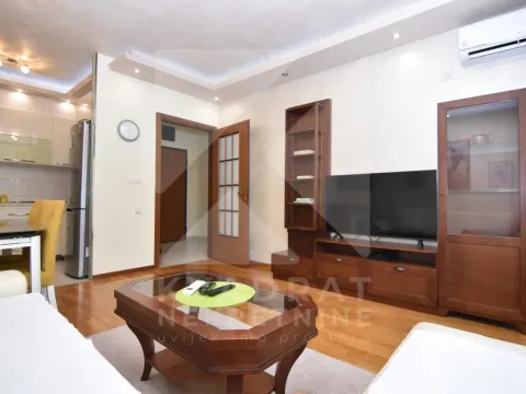 Izdavanje, jednosoban stan, 50m², City Kvart, Podgorica - image 1