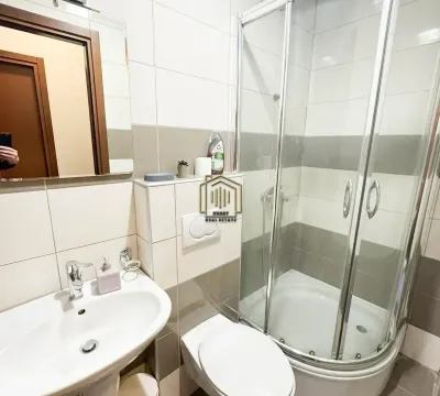Kupatilo opremljeno umivaonikom, WC šoljom i tuš kabinom. - image 5
