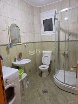Kupatilo opremljeno tuš kabinom, umivaonikom, toaletom i veš mašinom. - image 5