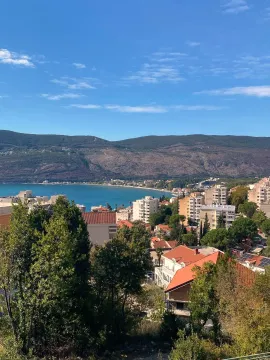 Pogled sa nekretnine na grad, more i planine. - image 11