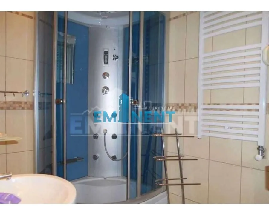 Izdavanje, četvorosoban stan, 140m², Đeram Pijaca, Beograd