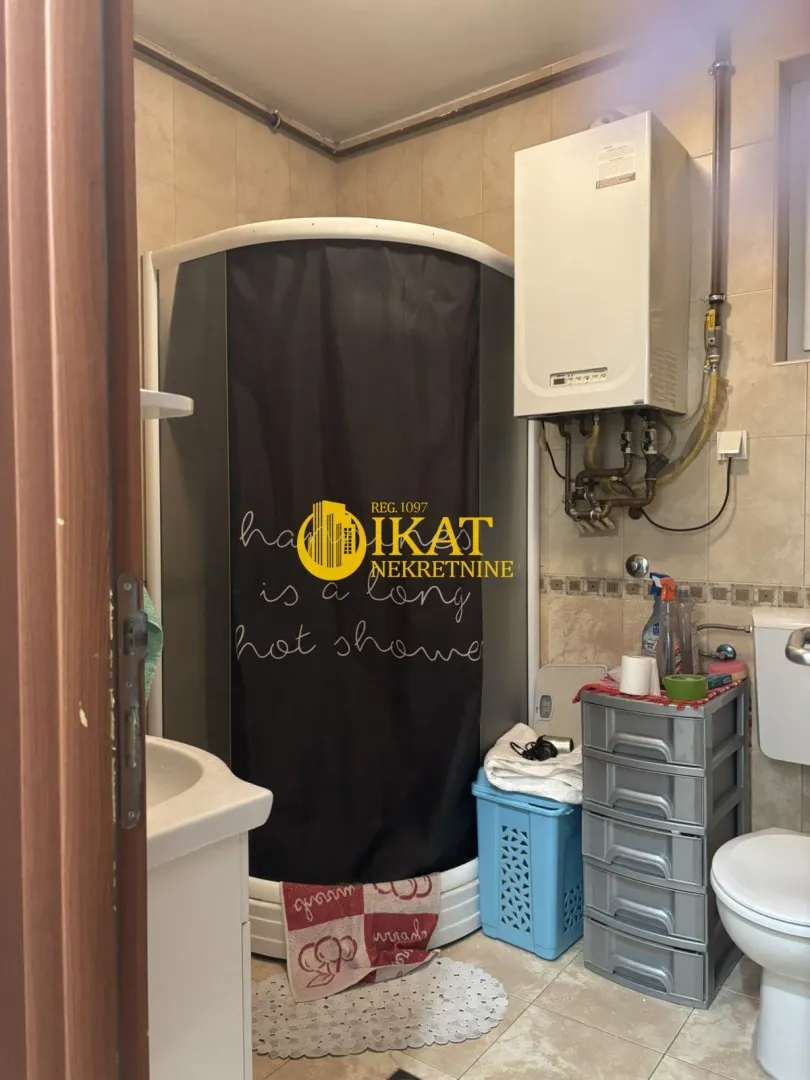 Manje kupatilo sa tuš kabinom, umivaonikom i wc šoljom.