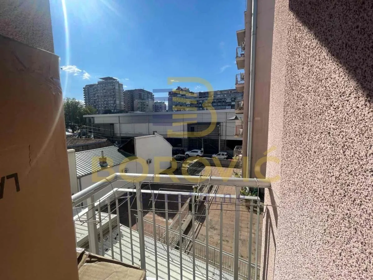 Pogled sa terase na gradsko naselje.