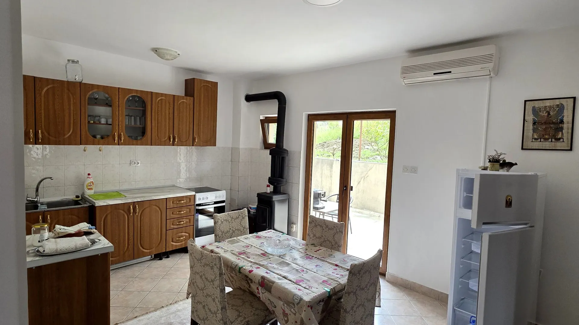 Izdavanje, trosoban stan, 70m², Mrčevac, Tivat