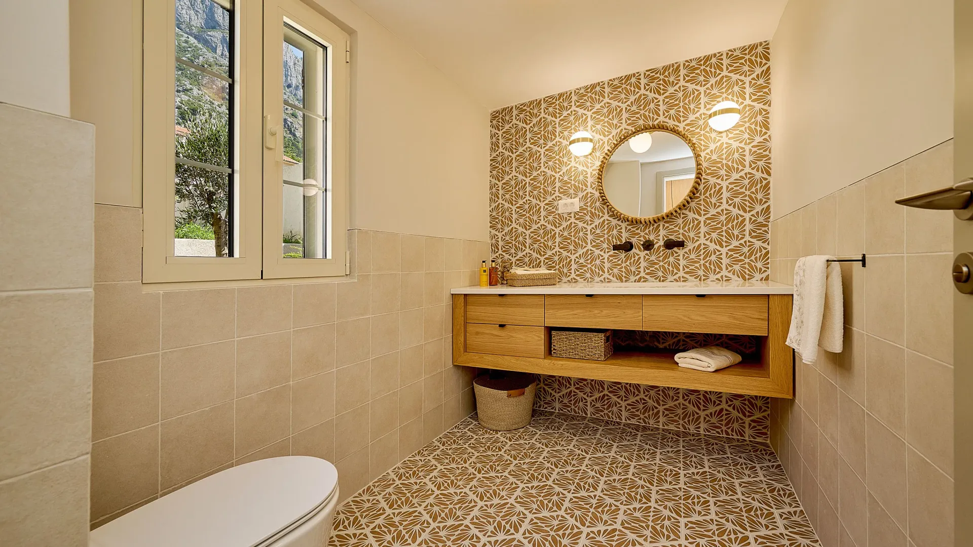 Izdavanje, kuća, 200m², Dobrota, Kotor