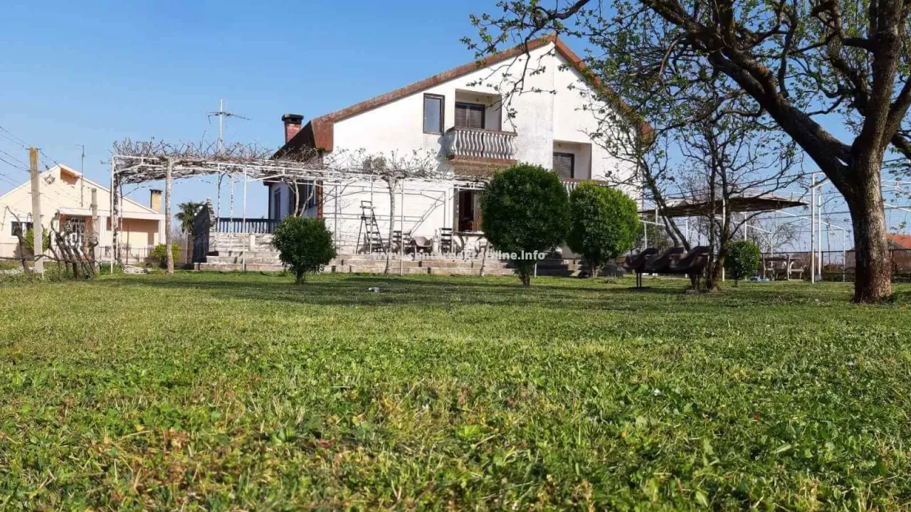 Sale, house, 282m², Farmaci, Podgorica