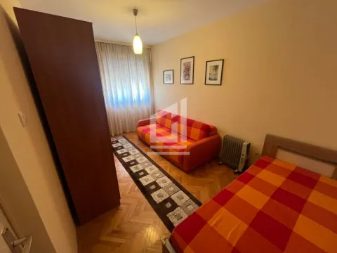 Spavaća soba sa krevetom, kaučem, ormarom i prozorom sa zavjesama. - image 3