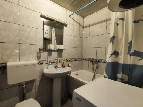 Jednostavno kupatilo sa kadom, lavaboom i veš mašinom. - image 2