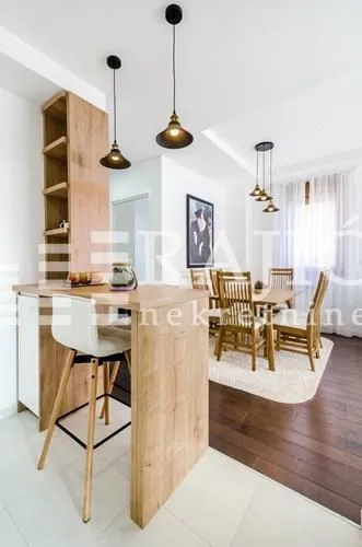 Living room with a dining area and a bar counter.