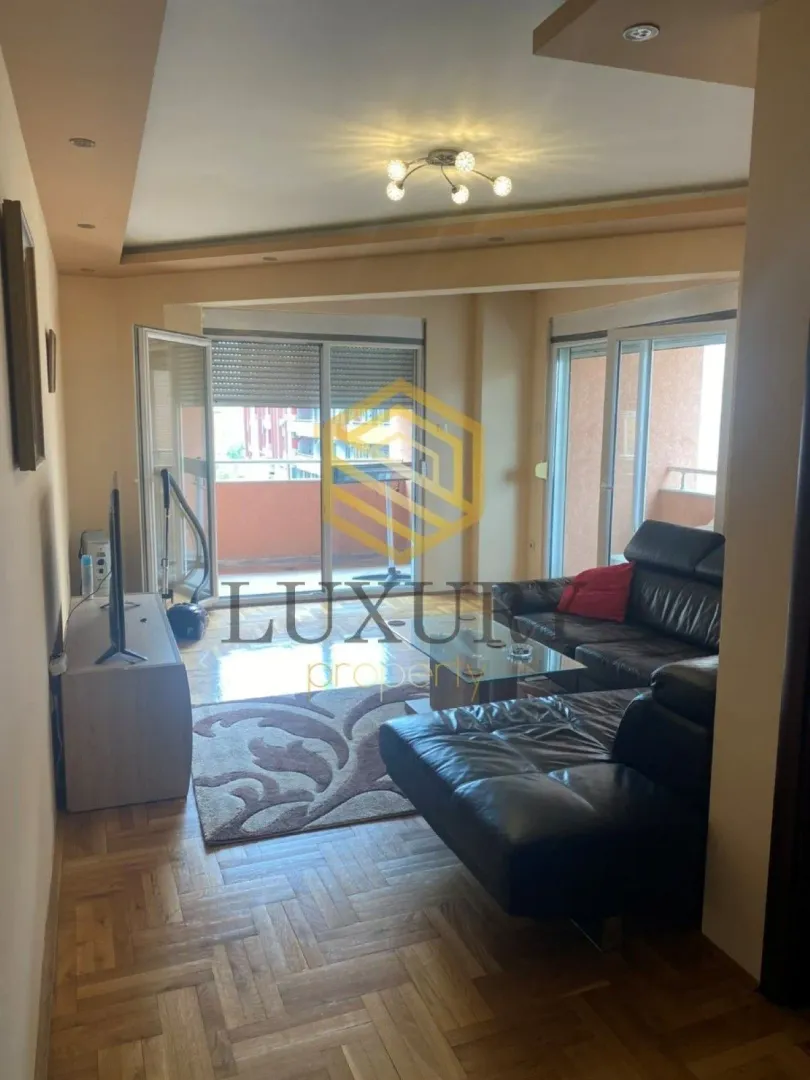 Spacious living room with a sofa and access to the terrace.