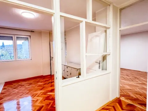 Izdavanje, dvosoban stan, 90m², Centar, Podgorica - image 2