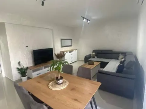 Prodaja, dvosoban stan, 69m², Centar, Bar