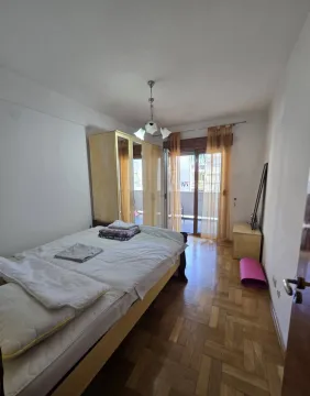 Spavaća soba sa bračnim krevetom, plakarom i izlazom na terasu. - image 12
