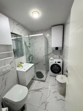 Moderne kupatilo sa tuš kabinom, umivaonikom, WC šoljom i veš mašinom. - image 12