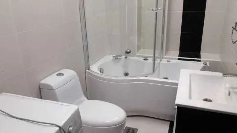 Svijetlo kupatilo sa đakuzi kadom, toaletom i veš mašinom. - image 8