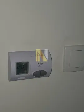 Termostat na zidu pored prekidača za svetlo. - image 8