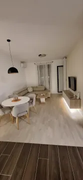 Prostrani dnevni boravak sa trpezarijom i modernim namještajem. - image 5