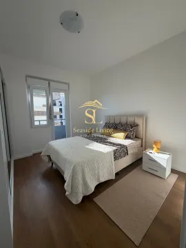 Svijetla spavaća soba sa bračnim krevetom, noćnim ormarićem i izlazom na terasu. - image 14