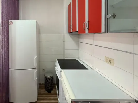 Manja kuhinja sa bijelim elementima, crvenim gornjim ormarićima i frižiderom. - image 4