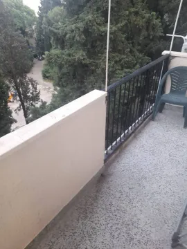 Balkon sa ogradom i pogledom na drveće. - image 16