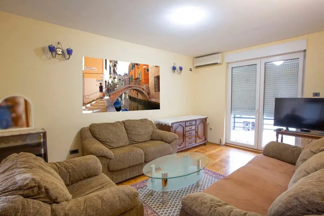 Izdavanje, jednosoban stan, 48m², Stara Varoš, Podgorica