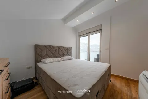 Spavaća soba sa bračnim krevetom i izlazom na terasu sa pogledom. - image 11