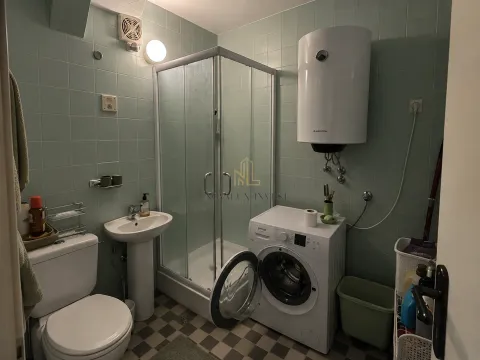 Kupatilo sa tuš kabinom, umivaonikom, WC šoljom, veš mašinom i bojlerom na zidu. - image 5