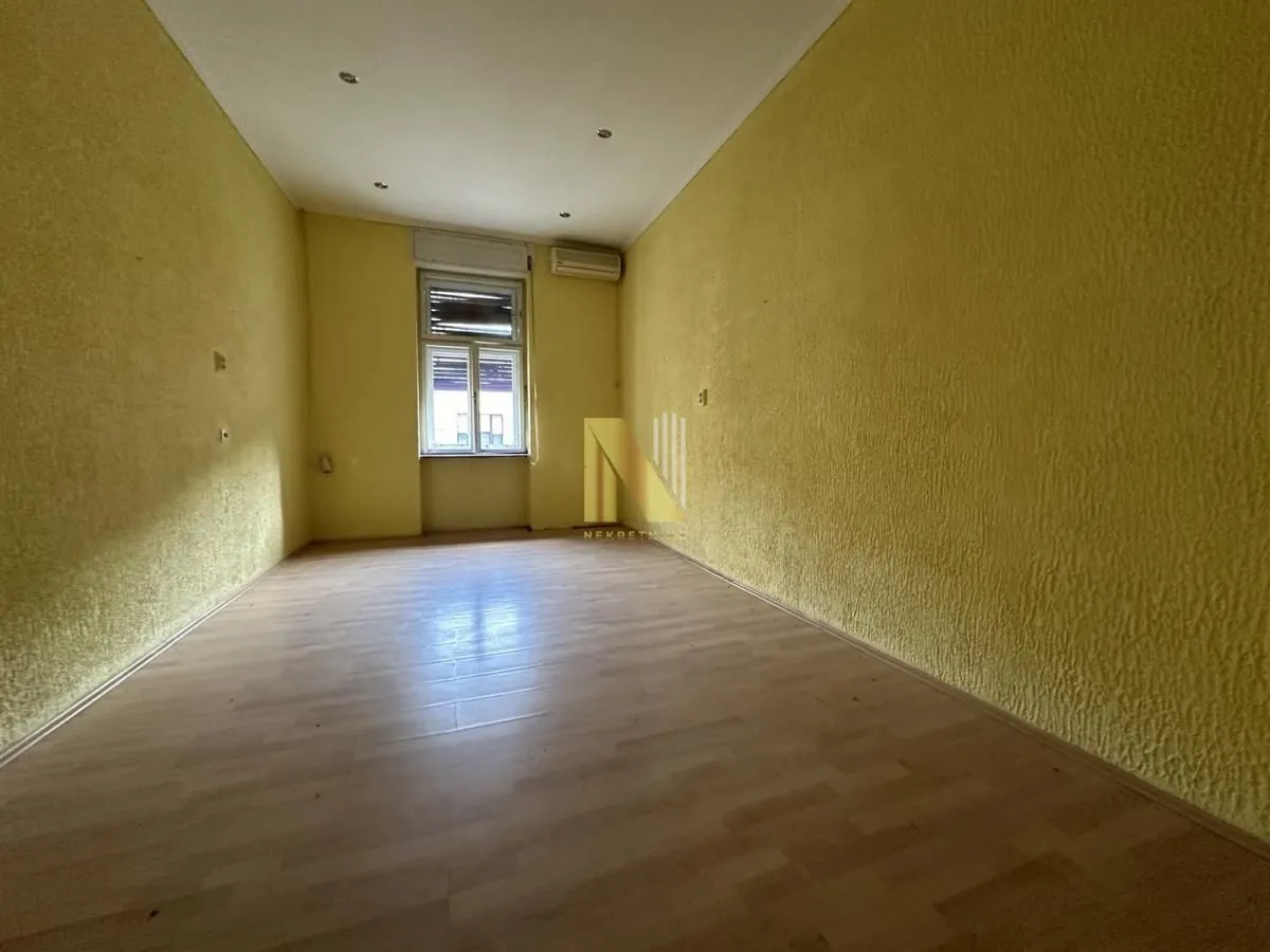 Prodaja, četvorosoban stan, 172m², Centar, Sombor